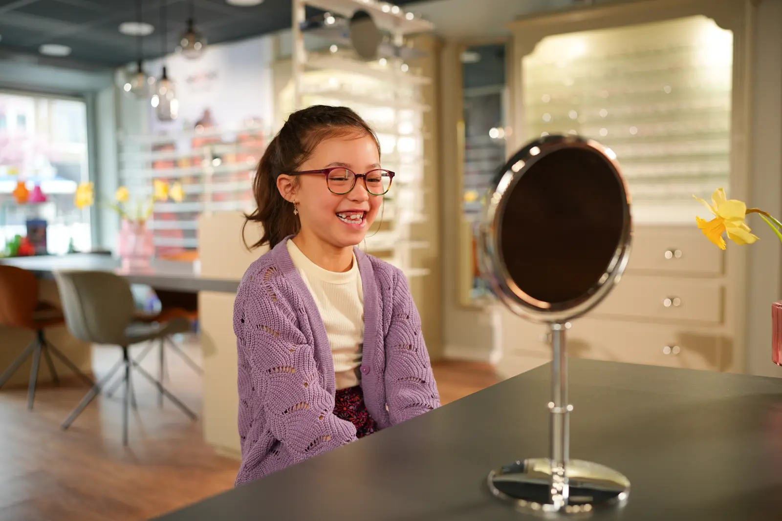 Kind met bril bij de opticien